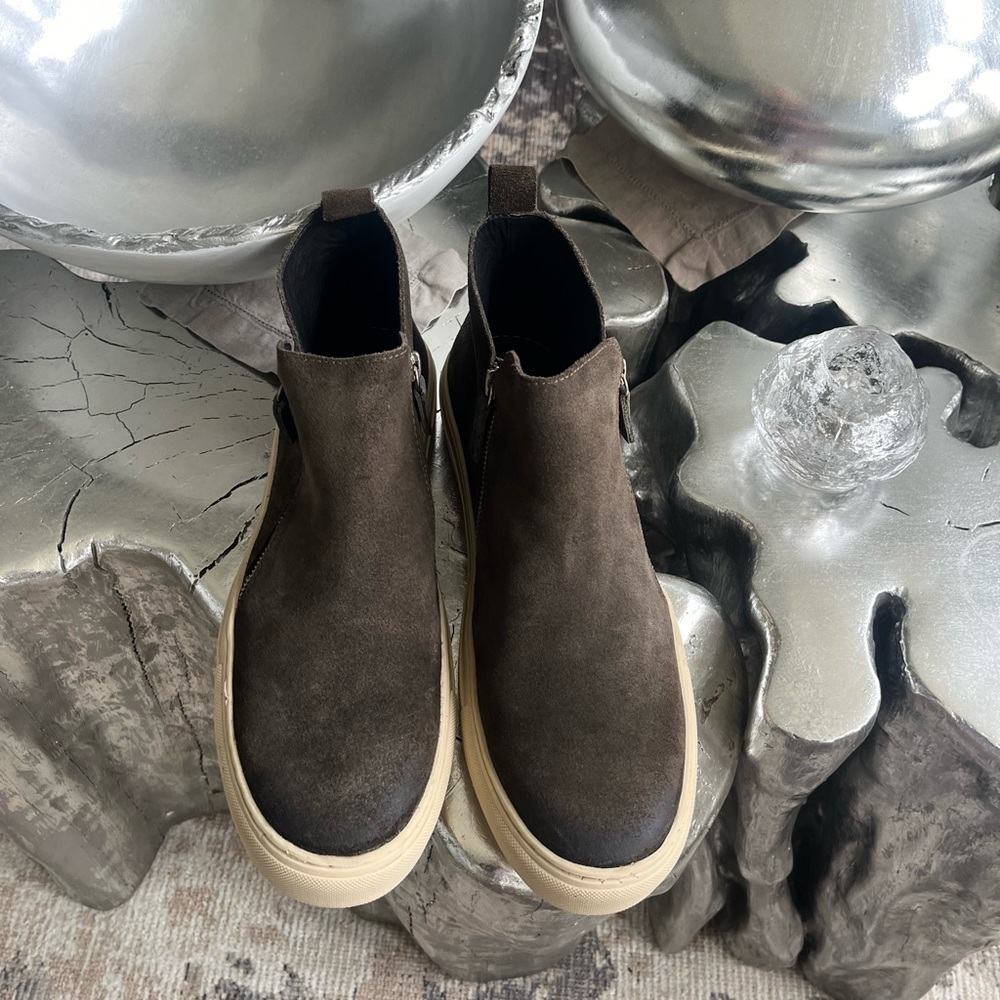 Brand new Donald Pilner, Barlow, size 12 brown suede shoe boot sneaker
